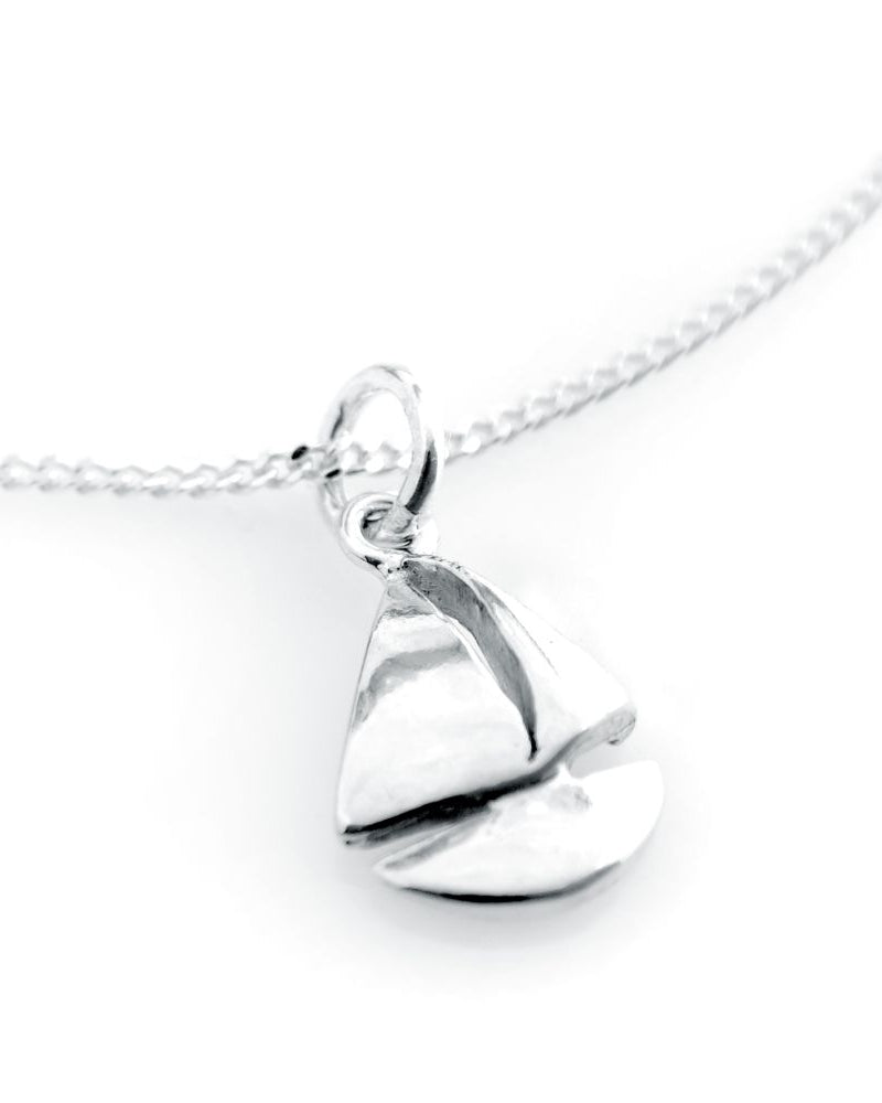 Guldviva Segelbåt halsband har en tunn silverkedja och ett segelbåtshänge.