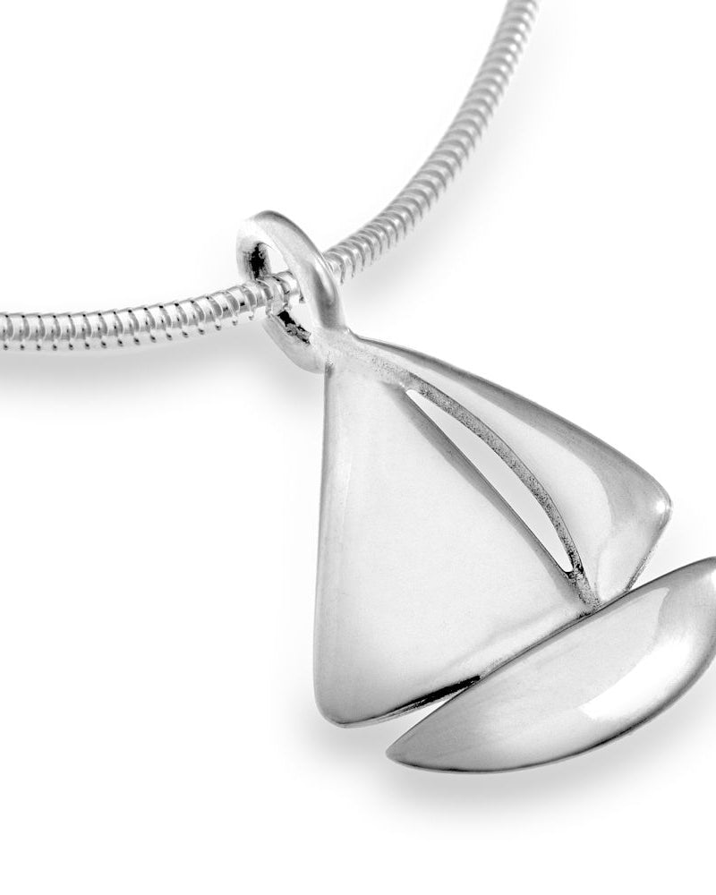 Guldviva Segelbåt L halsband har en tunn silverkedja och ett segelbåtshänge.