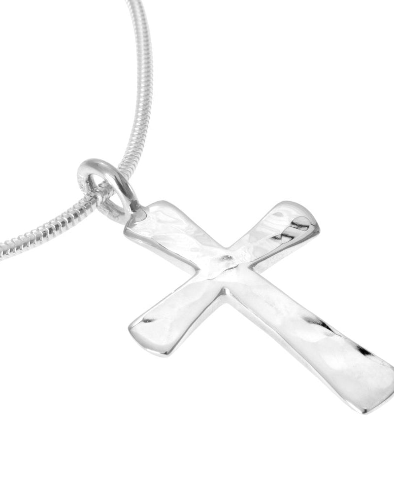 Guldviva Smid halsband har en tunn silverkedja och ett korshänge.