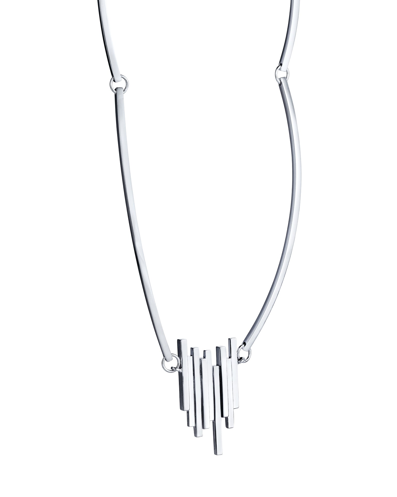 Efva Attling Stairway To Heaven Collier 10-100-02037 halsband består av böjda stavar som är fästa i varandra med öglor. I mitten finns en dekoration som består av intilliggande vertikala pinnar. Pinnarna är placerade på ett sådant sätt att de representerar budskapet i Led Zeppelins låt Stairway To Heaven