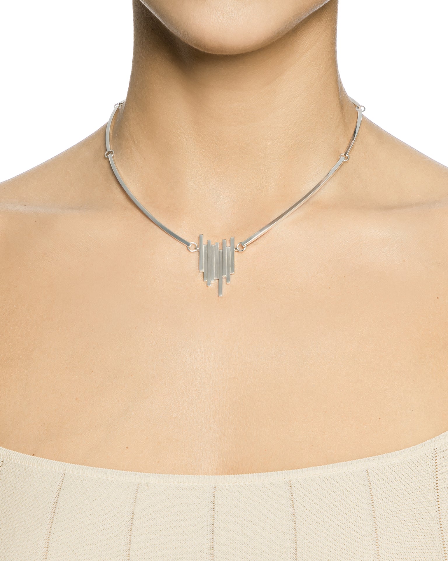 Efva Attling Stairway To Heaven Collier 10-100-02037 halsband runt halsen: halsbandet når precis över SC-leden