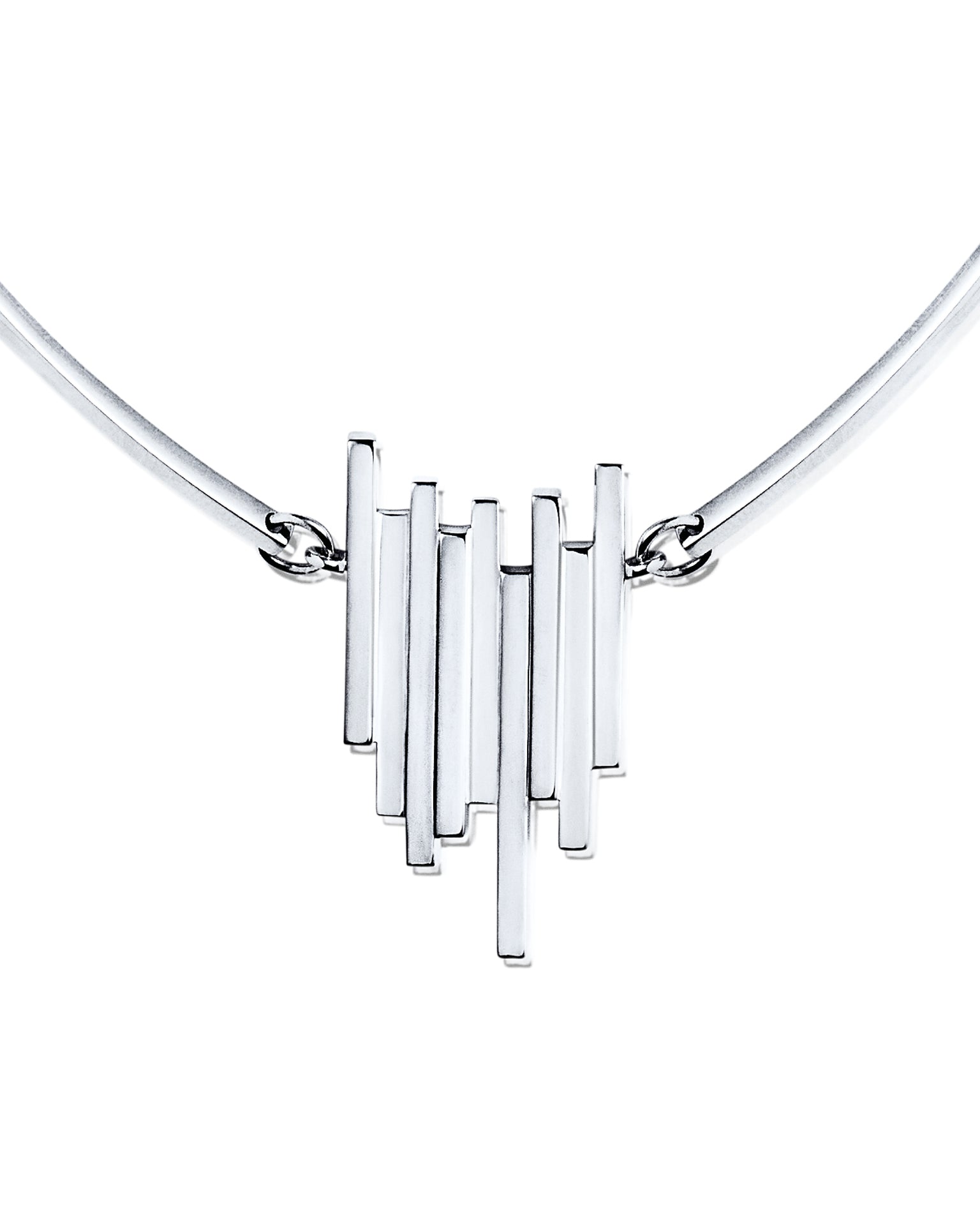 Efva Attling Stairway To Heaven Collier 10-100-02037 halsbandsprydnad i närbild: prydnaden består av nio vertikala pinnar i olika längder