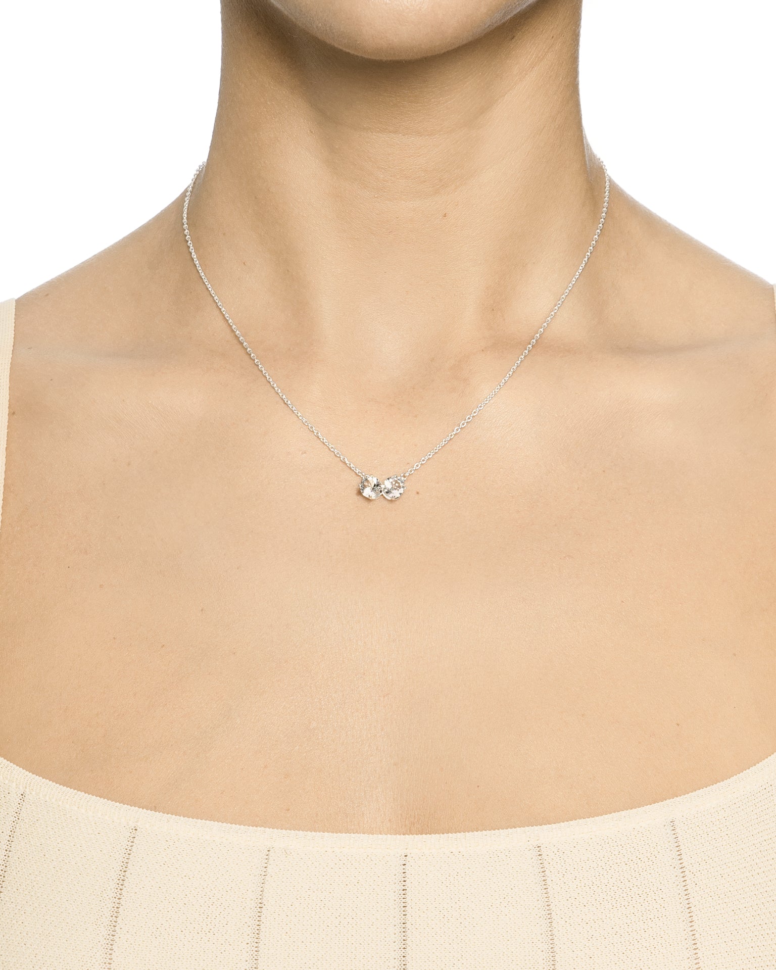 Efva Attling The Mountain & I 10-100-02091 halsband runt halsen: halsbandet når den övre delen av bröstet