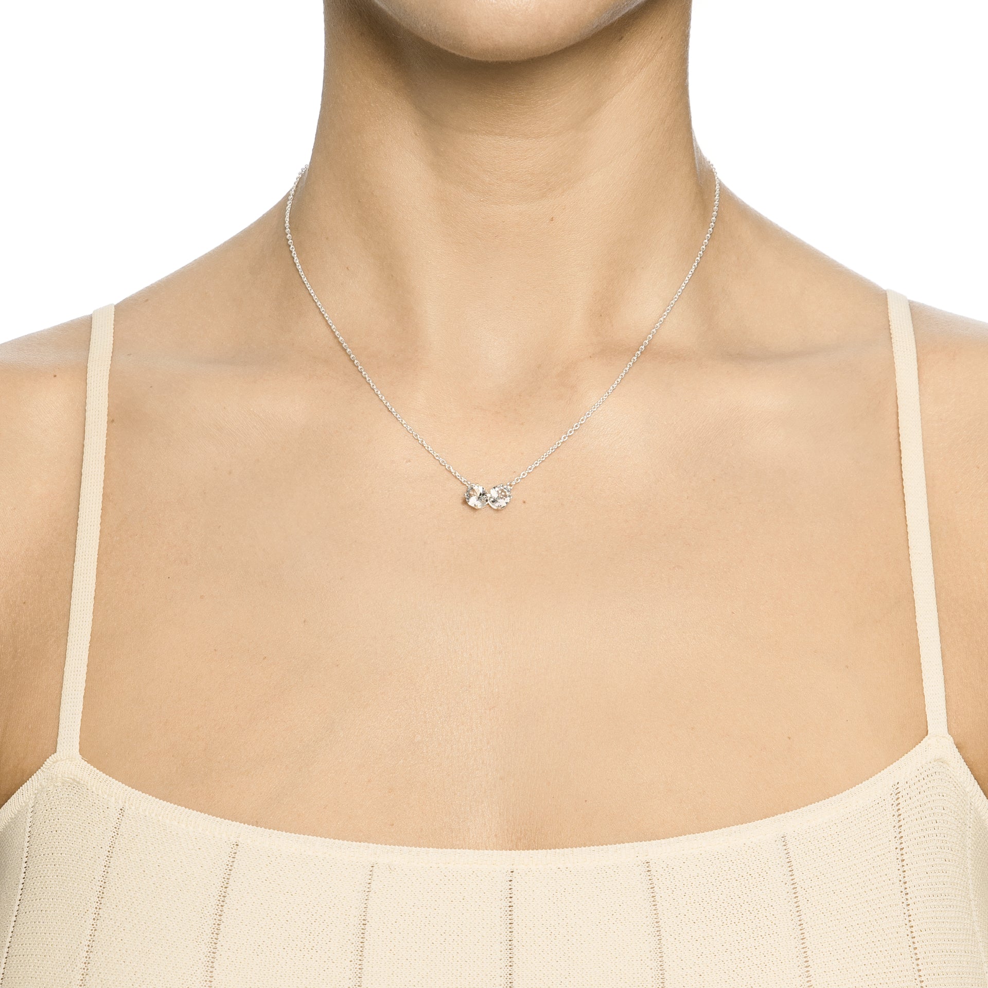 Efva Attling The Mountain & I 10-100-02091 halsband runt halsen: halsbandet når den övre delen av bröstet