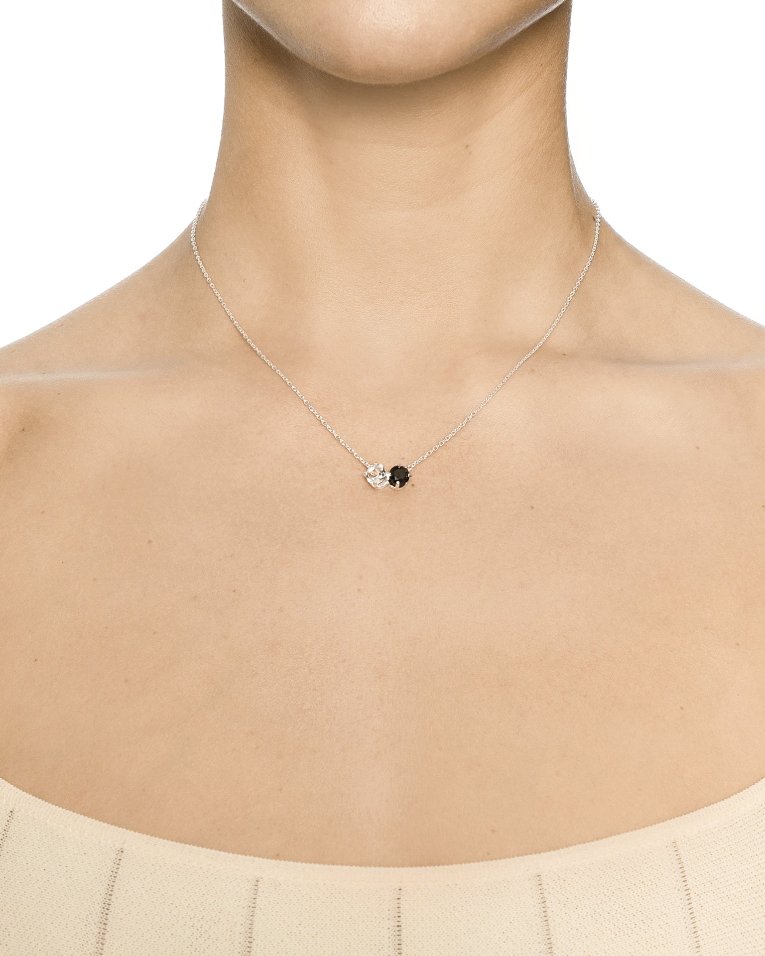 Efva Attling The Storm & I 10-100-02092 halsband runt halsen: halsbandet når den övre delen av bröstet