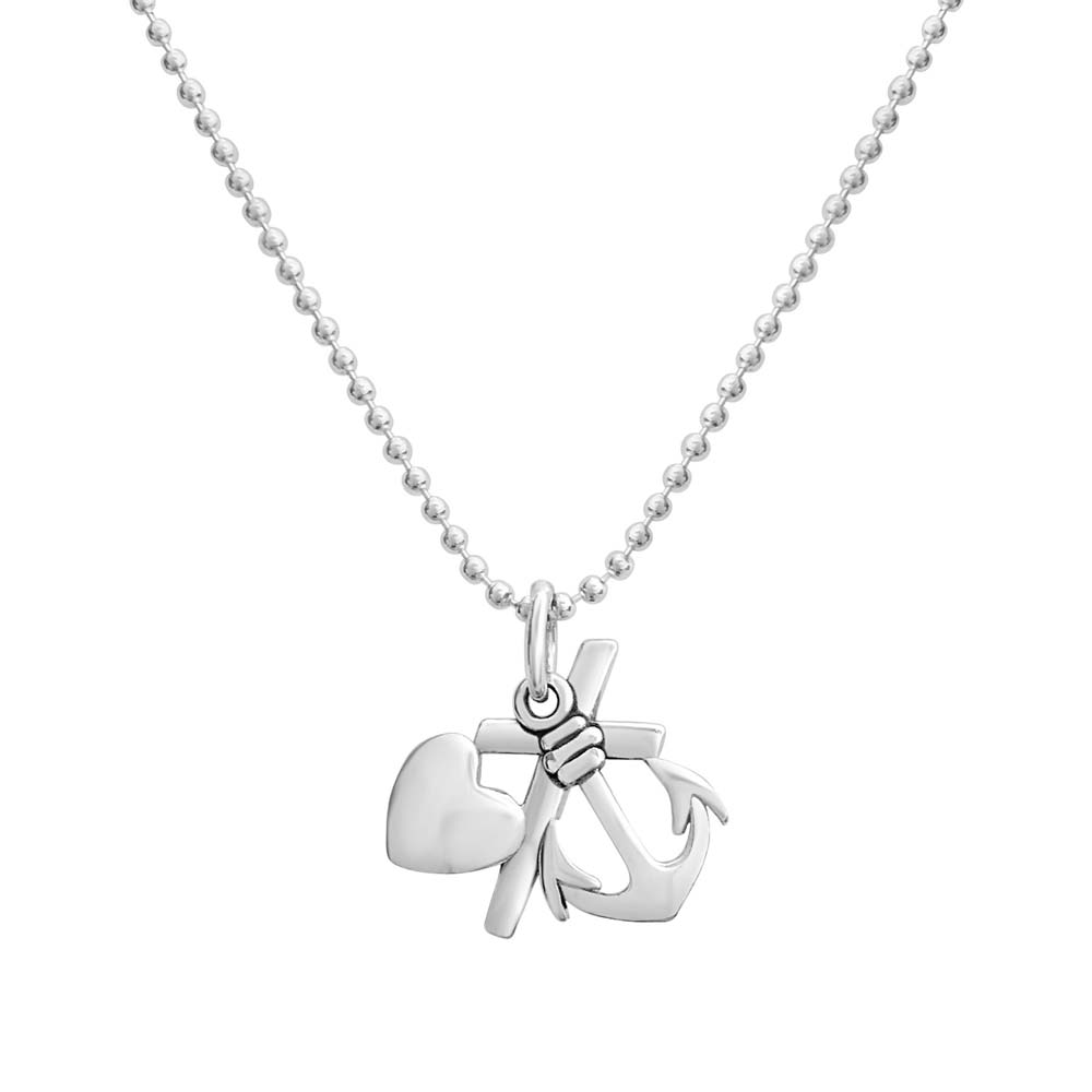Guldviva Tro, Hopp & Kärlek halsband har en tunn silverkedja. Hänget har ett hjärta, ett kors och ett ankare som är fästa vid varandra bredvid varandra.
