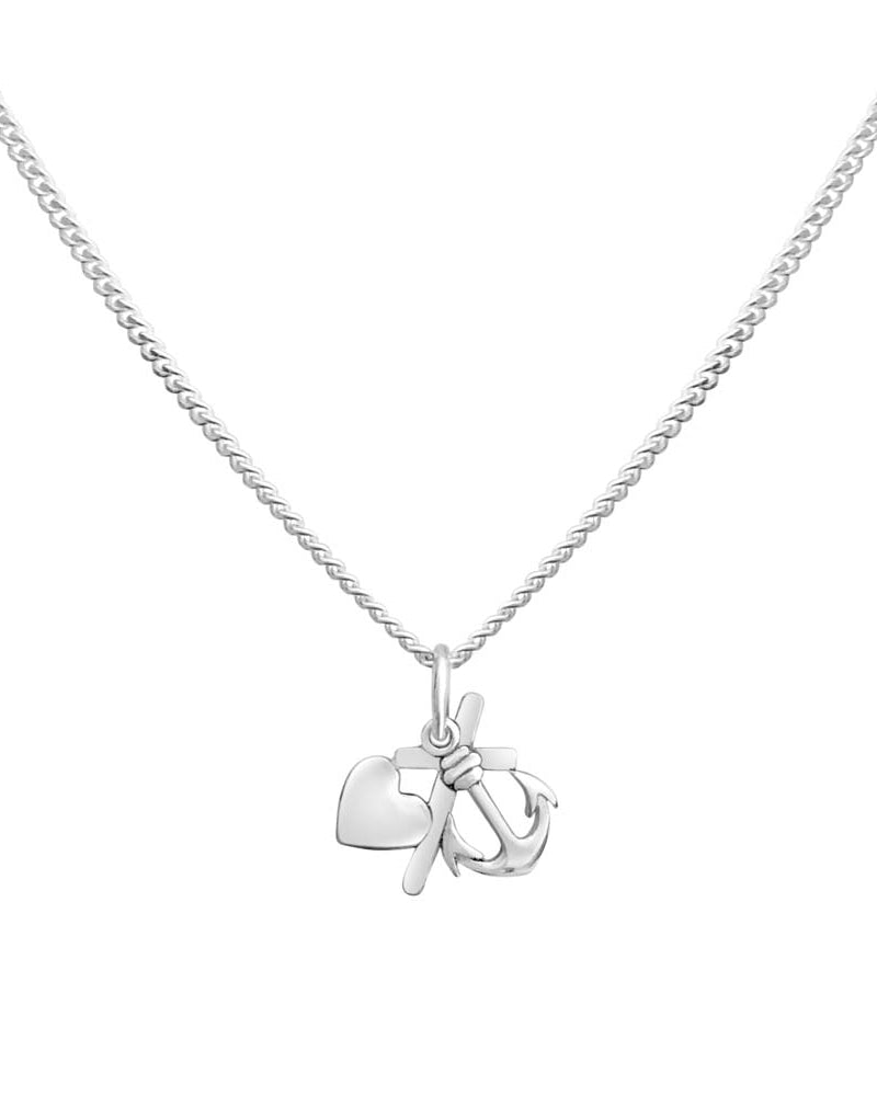 Guldviva Tro, Hopp & Kärlek XS halsband har en tunn silverkedja. Hänget har ett hjärta, ett kors och ett ankare som är fästa vid varandra bredvid varandra.