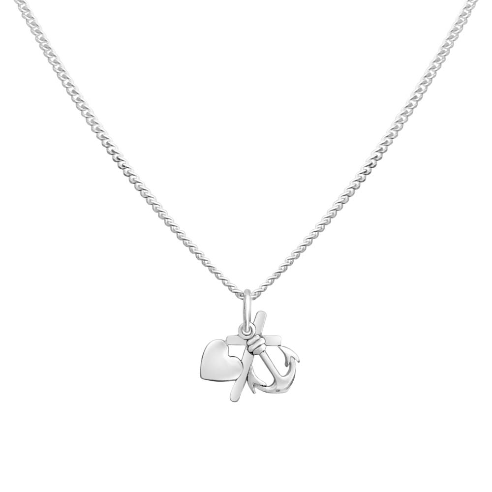 Guldviva Tro, Hopp & Kärlek XS halsband har en tunn silverkedja. Hänget har ett hjärta, ett kors och ett ankare som är fästa vid varandra bredvid varandra.