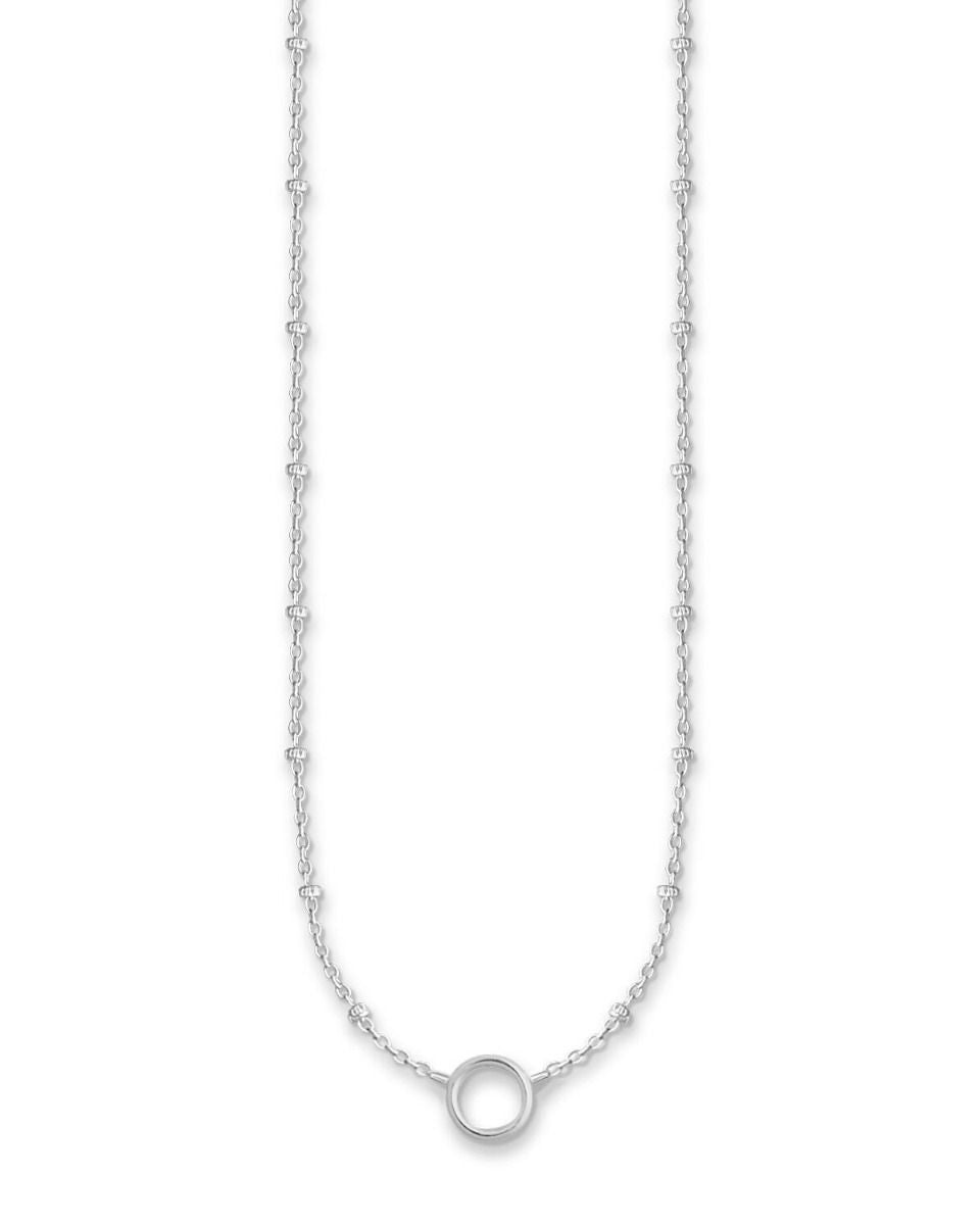Thomas Sabo Charm Club X0233-001-12 silverkedja har en smal ring i mitten som du kan fästa en Charm-berlock på.