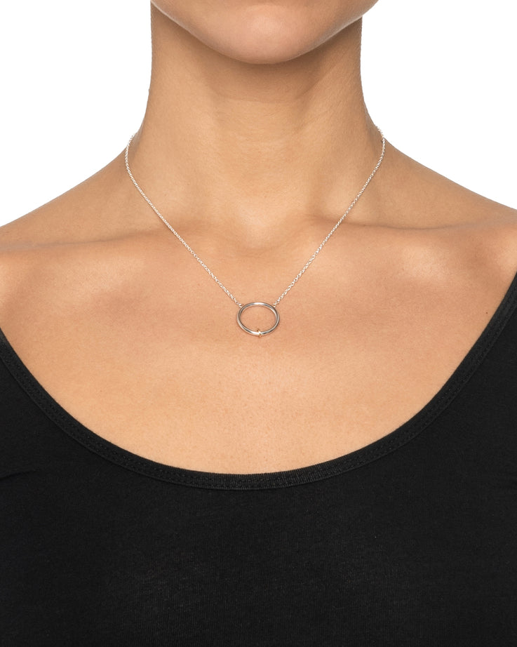 Efva Attling 101 Days 10-100-01886 halsband runt halsen: halsbandet når den övre delen av bröstet