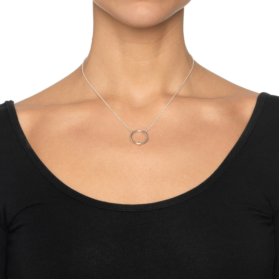 Efva Attling 101 Days 10-100-01886 halsband runt halsen: halsbandet når den övre delen av bröstet