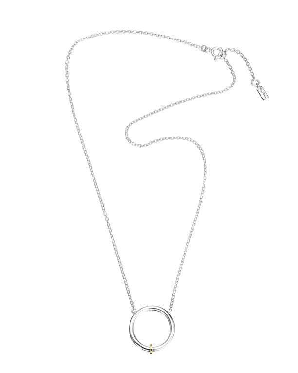 Efva Attling 101 Days 10-100-01886 halsband har en tunn silverkedja. Dekorationen är en silverring med en liten guldring hängande från den.