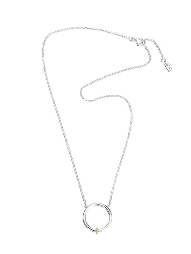 Efva Attling 101 Days 10-100-01886 halsband har en tunn silverkedja. Dekorationen är en silverring med en liten guldring hängande från den.