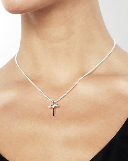 Efva Attling Little Thin Cross 11-100-00067 halsband har en tunn silverkedja. Hänget är ett kors i silver.