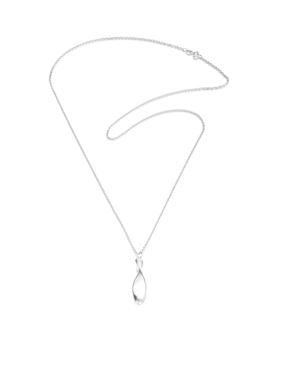 Efva Attling Blades 11-100-01795 halsband har en tunn silverkedja. Hänget är en oval platta som är vriden i mitten