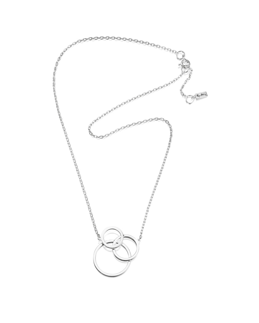 Efva Attling Bubbles 10-100-01803 halsband har en tunn silverkedja. Dekorationen består av tre ringar som delvis är överlappande. Designen påminner om såpbubblor.