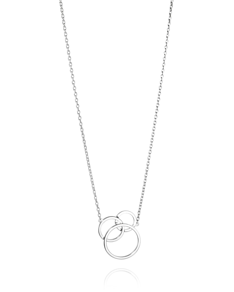 Efva Attling Bubbles 10-100-01803 halsband har en tunn silverkedja. Dekorationen består av tre ringar som delvis är överlappande. Designen påminner om såpbubblor.