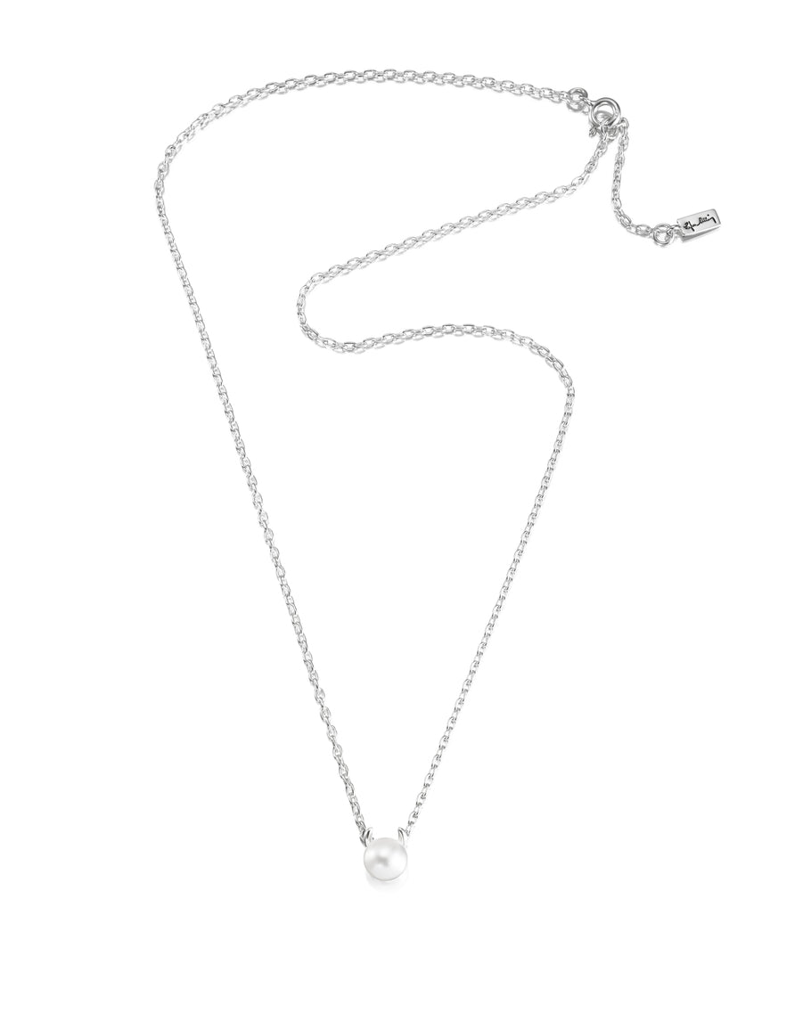 Efva Attling Little Devil 10-100-01798 halsband har en tunn silverkedja. Hänget är en pärla med djävulshorn.