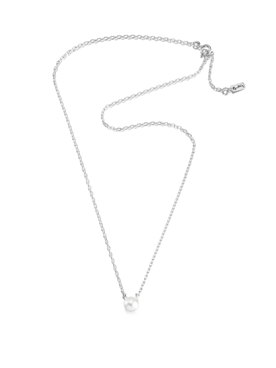 Efva Attling Little Devil 10-100-01798 halsband har en tunn silverkedja. Hänget är en pärla med djävulshorn.