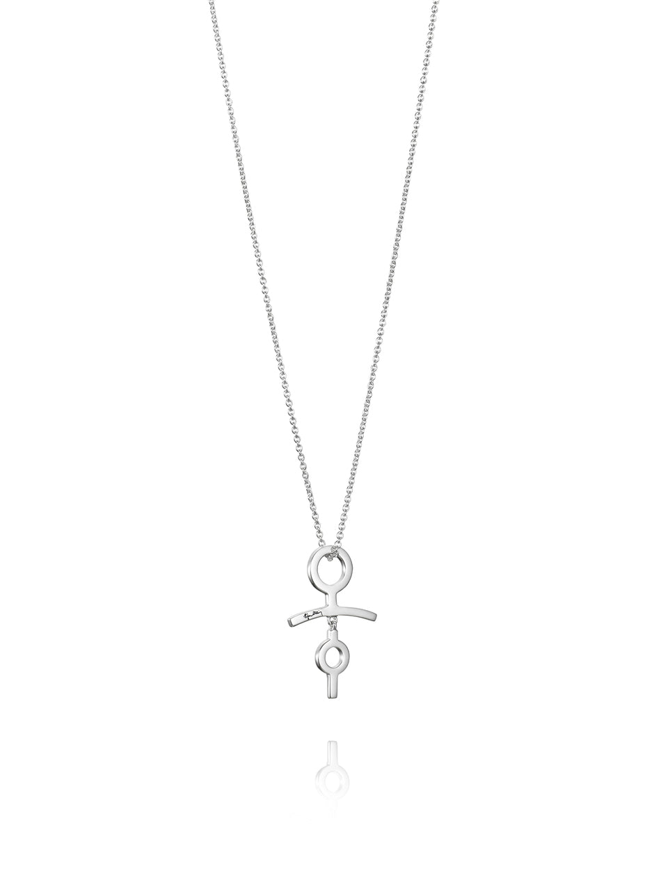 Efva Attling Little Feminine 11-100-01345 halsband har en tunn silverkedja och ett hänge som är som en symbol för en kvinna, men med en twist