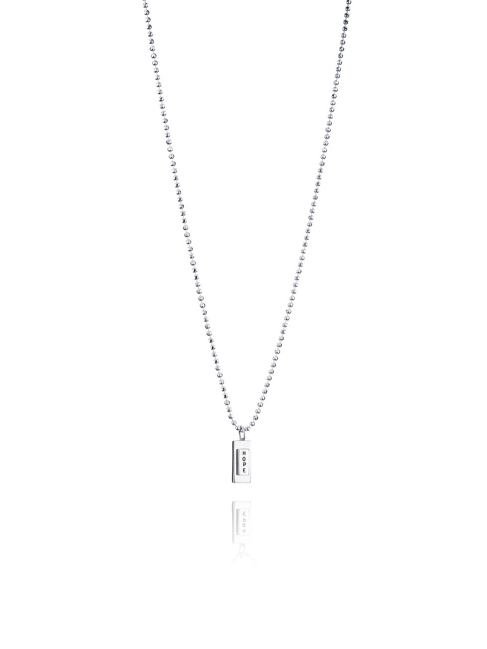 Efva Attling Little Hope 11-100-00041 halsband har en tunn silverkedja. Hänget är en silverplatta med bokstäverna H, O, P och E under varandra