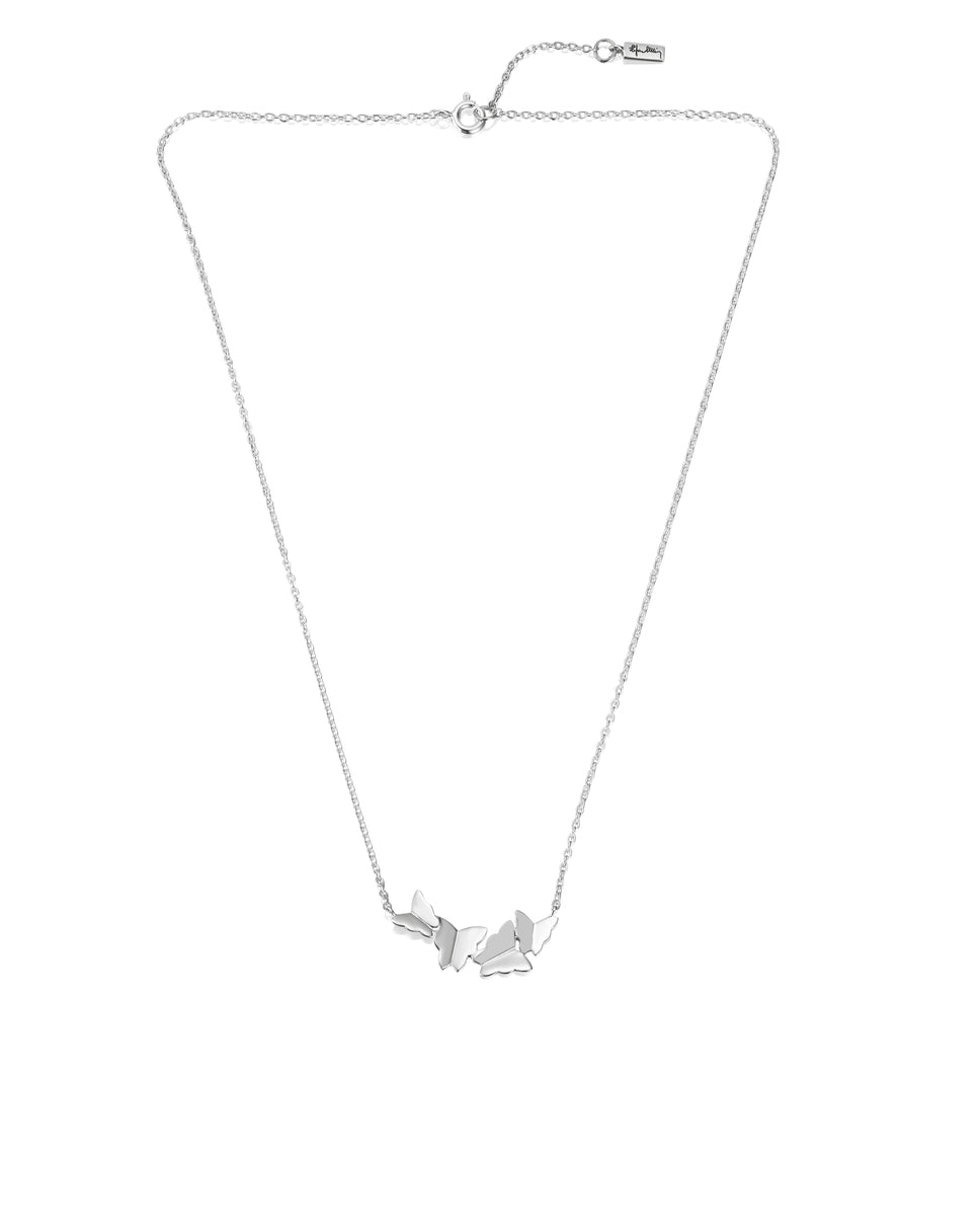 Efva Attling Little Miss Butterfly Air 10-100-01349 halsband har en tunn silverkedja. Dekorationen är en rad fjärilar.