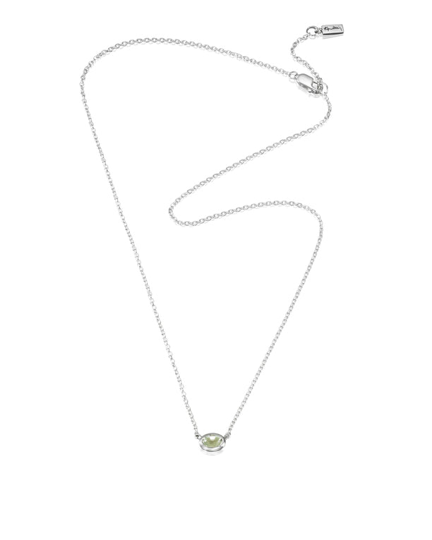 Efva Attling Love Bead Green 10-100-01569 halsband har en tunn silverkedja med en oval "love bead"-pärla fäst i mitten. En liten grön kvarts är inbäddad i pärlan.