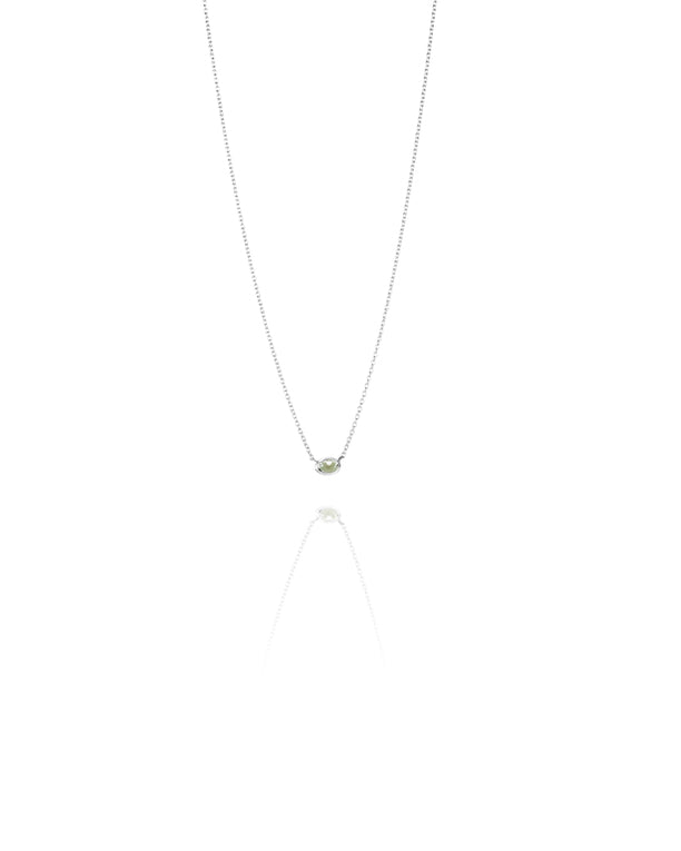 Efva Attling Love Bead Green 10-100-01569 halsband har en tunn silverkedja med en oval "love bead"-pärla fäst i mitten. En liten grön kvarts är inbäddad i pärlan.