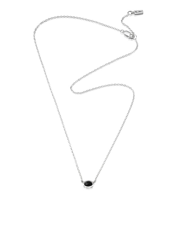 Efva Attling Love Bead Onyx 10-100-01570 halsband har en tunn silverkedja med en oval "love bead"-pärla fäst i mitten. En liten svart onyx är inbäddad i pärlan.