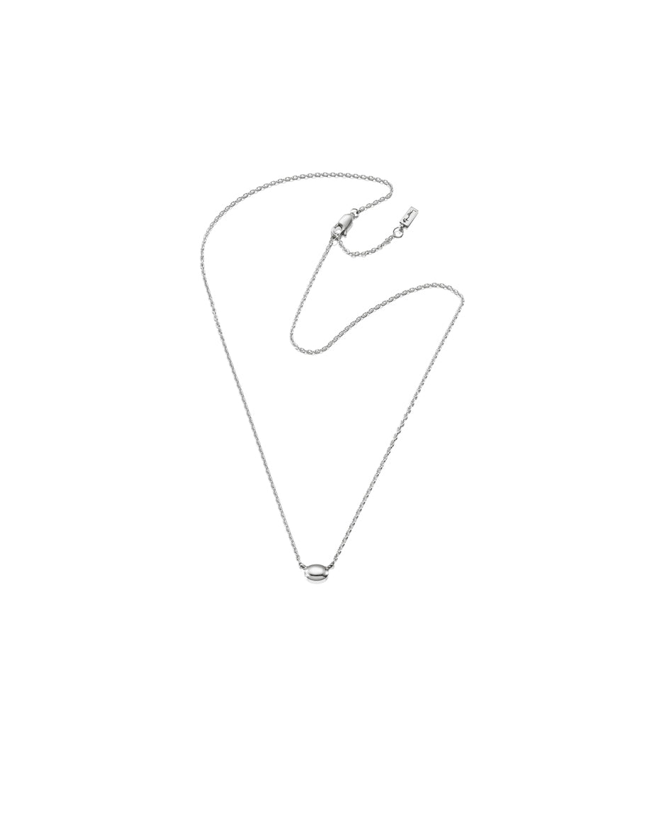 Efva Attling Love Bead 10-100-01208 halsband har en tunn silverkedja med en oval "love bead"-pärla fäst I mitten.