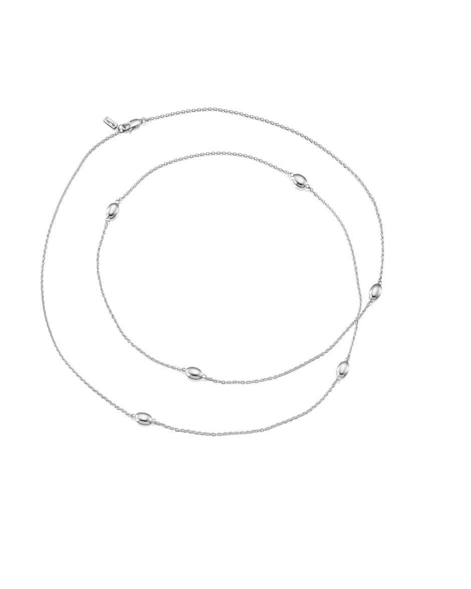 Efva Attling Love Beads long 10-100-01207 halsband har en long, tunn silverkedja med sex ovala "love bead"-pärlor fäst I den.