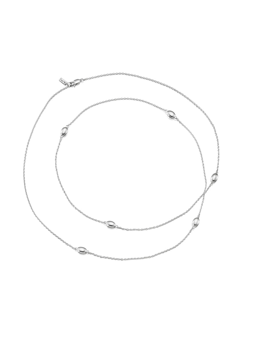 Efva Attling Love Beads long 10-100-01207 halsband har en long, tunn silverkedja med sex ovala "love bead"-pärlor fäst I den.