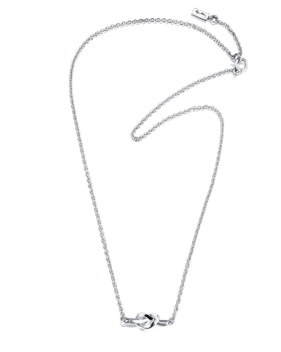 Efva Attling Love knot 10-100-00966 halsband har en tunn silverkedja och en knutformad prydnad.