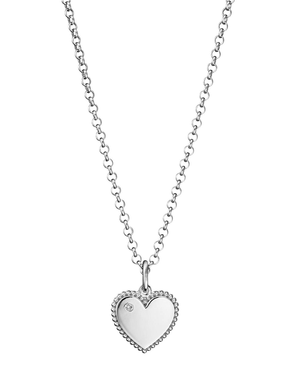 Lumoava Helmi-halsbandet har en tunn silverkedja. Hänget är ett hjärta med slät yta med en diamant uppe till höger, och formen på kanterna liknar en rad pärlor.