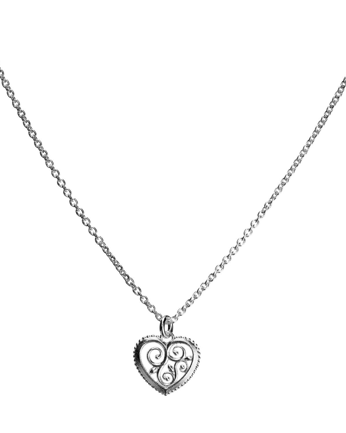 Lumoava Hertta halsband har en tunn silverkedja. Hänget är ett klassiskt filigranhjärta.