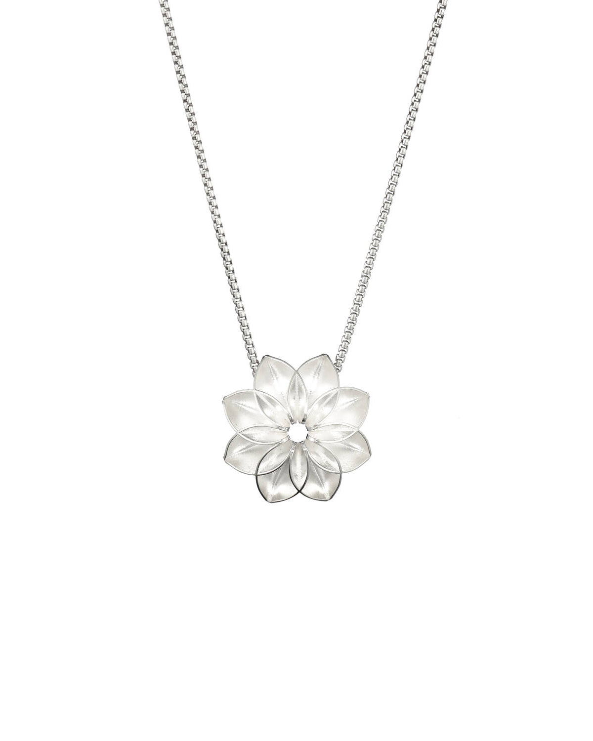 Lumoava Hurma-halsbandet har en tunn silverkedja. Hängets form är som en blomma.