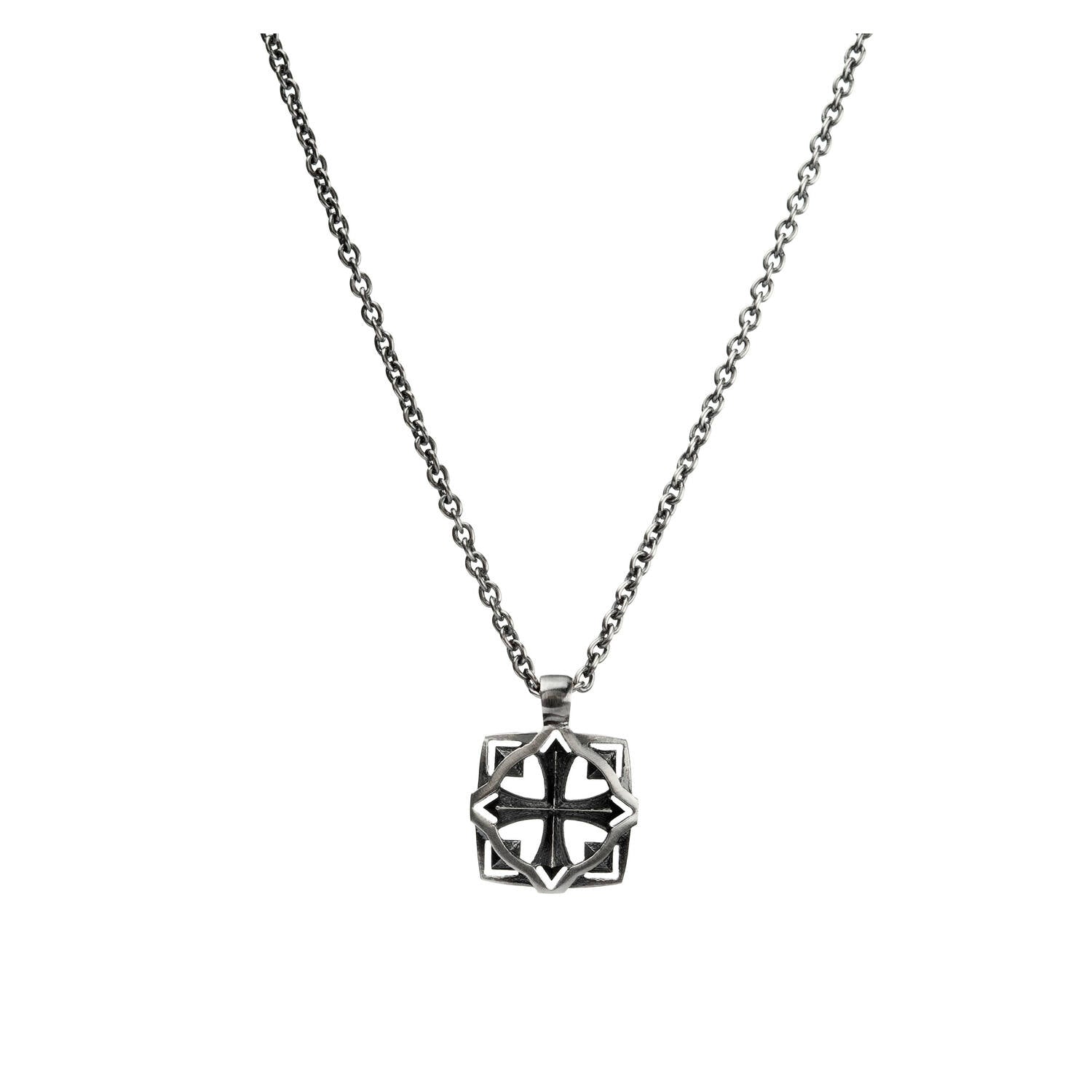 Lumoava Soturi-halsbandet har en tunn silverkedja. Hänget är starkt och robust, formad kantig och kraftfull.