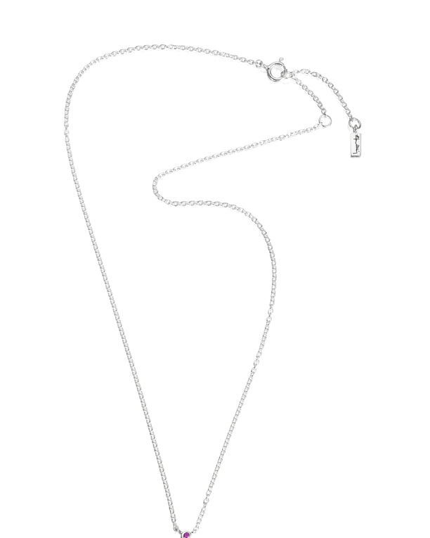 Efva Attling Micro Blink Pink Sapphire 10-100-01898 halsband har en tunn silverkedja och en liten rund prydnad med en rosa safir fäst vid den.