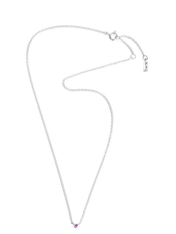 Efva Attling Micro Blink Pink Sapphire 10-100-01898 halsband har en tunn silverkedja och en liten rund prydnad med en rosa safir fäst vid den.