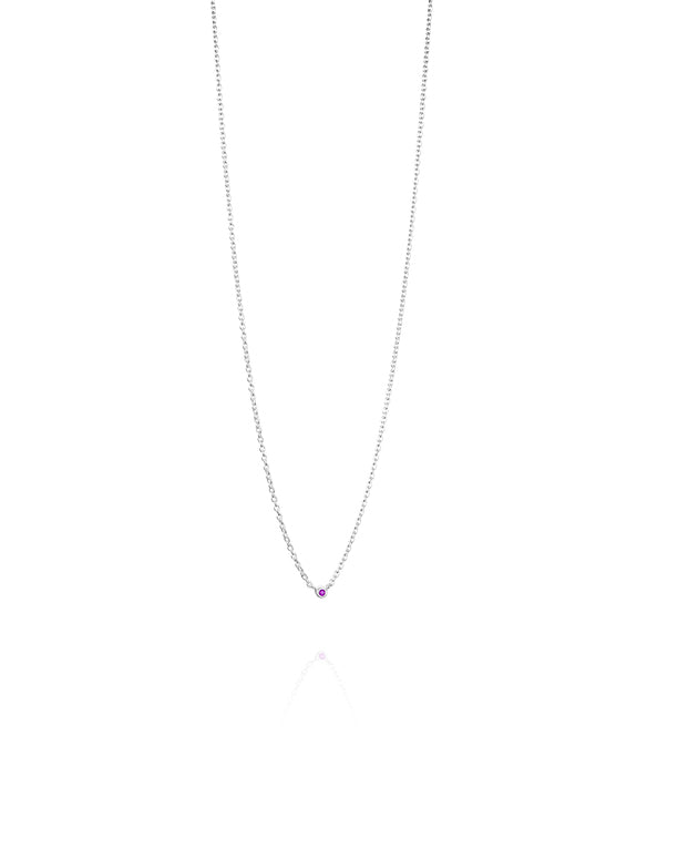 Efva Attling Micro Blink Pink Sapphire 10-100-01898 halsband har en tunn silverkedja och en liten rund prydnad med en rosa safir fäst vid den.