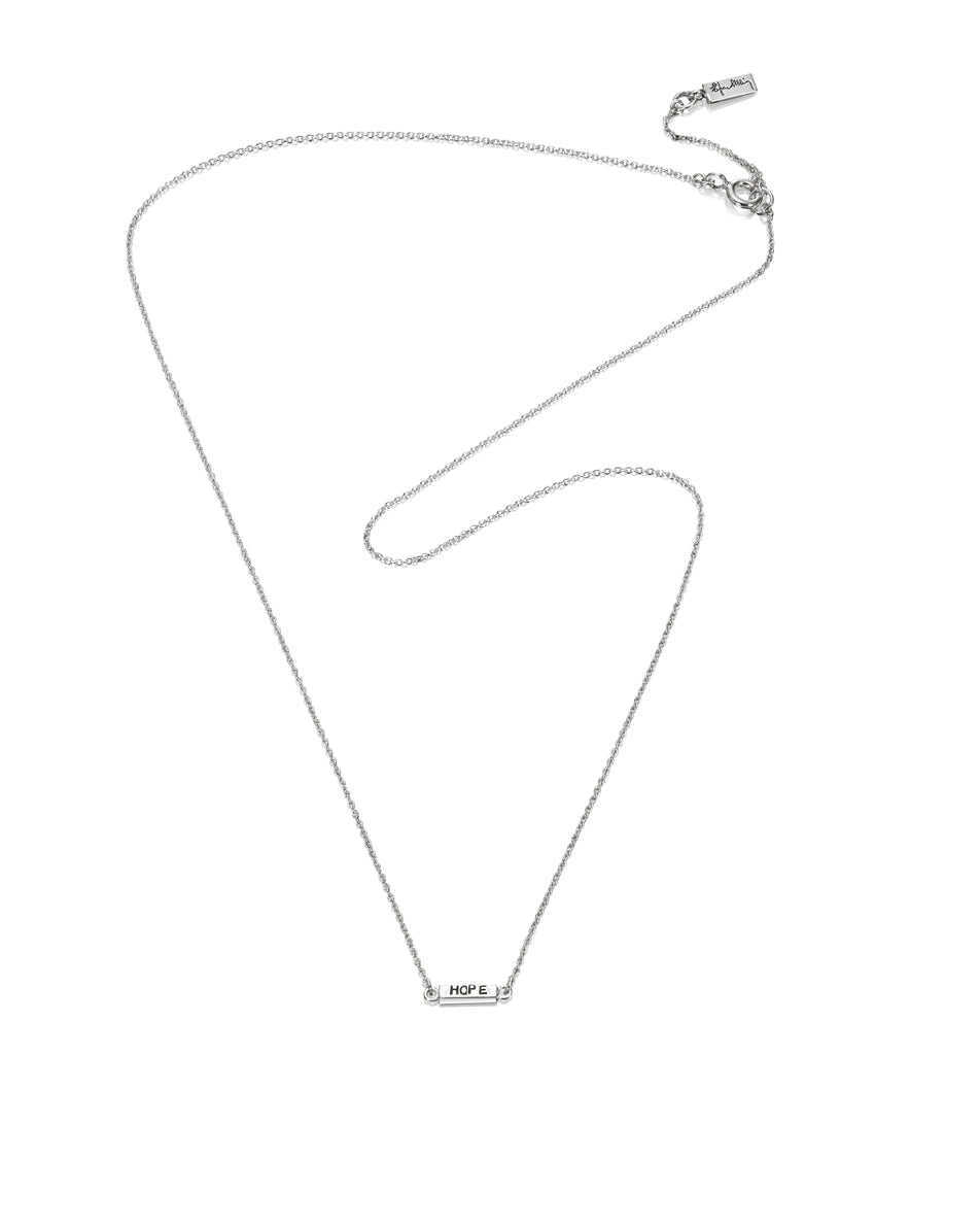 Efva Attling Mini Me Hope 10-100-01280 halsband har en tunn silverkedja med ett litet block fäst i mitten med texten: "HOPE"