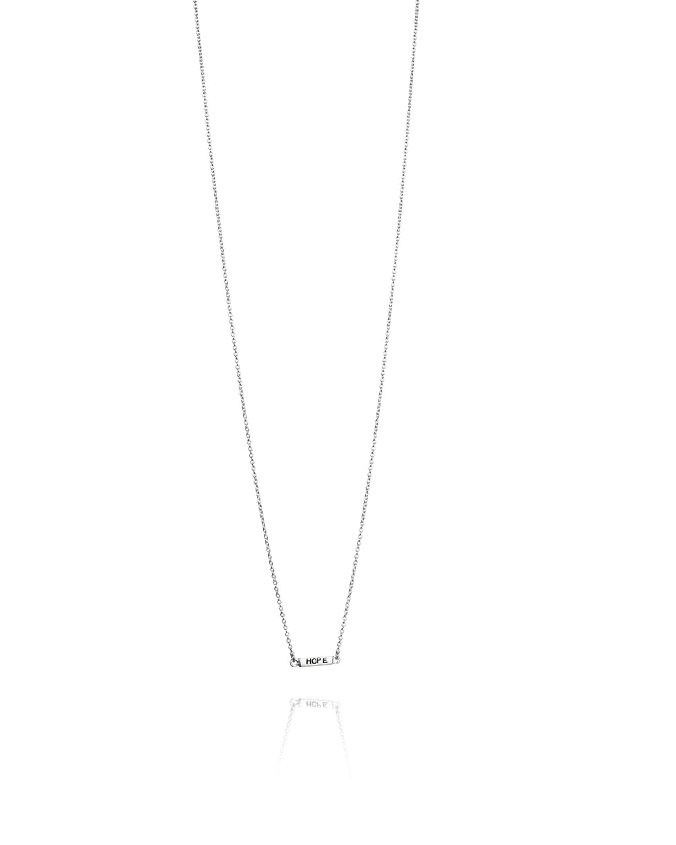 Efva Attling Mini Me Hope 10-100-01280 halsband har en tunn silverkedja med ett litet block fäst i mitten med texten: "HOPE"