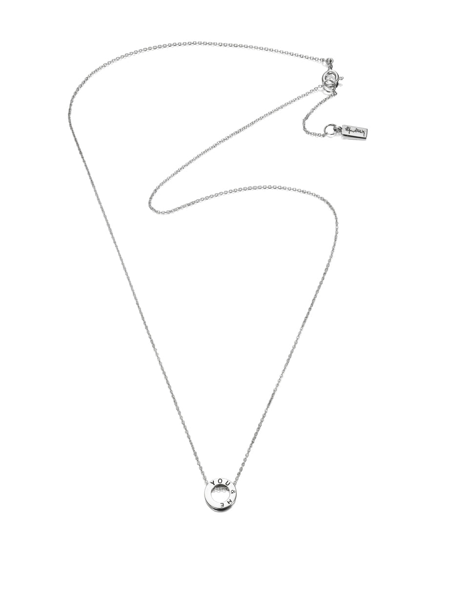 Efva Attling Mini Me You and Me 10-100-01284 halsband har en tunn silverkedja prydd med en ring. Ringen har inskriptionen: "YOU & ME".