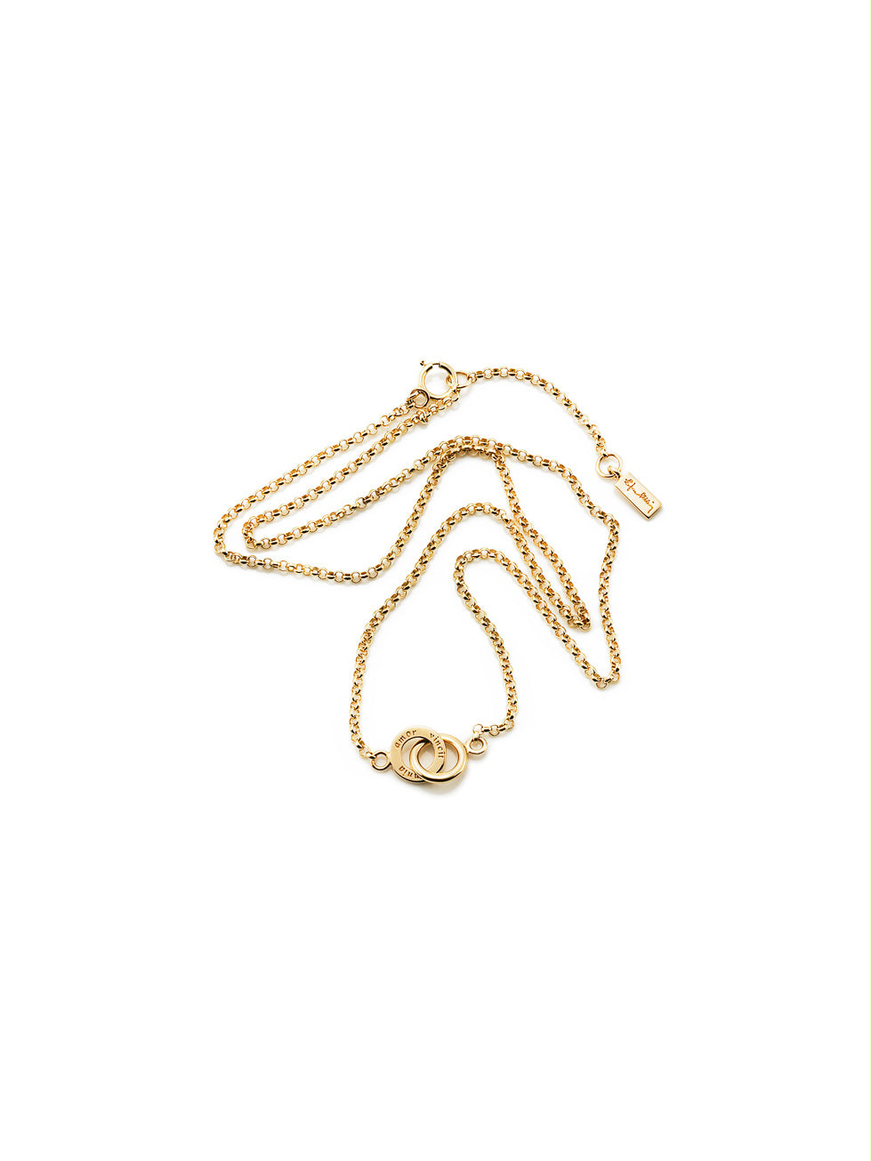 Efva Attling Mini Twosome 10-101-00565 halsband har en tunn guldkedja. Dekorationen består av två ringar som är kopplade till varandra. På en av ringarna finns inskriptionen: "AMOR VINCIT OMNIA".