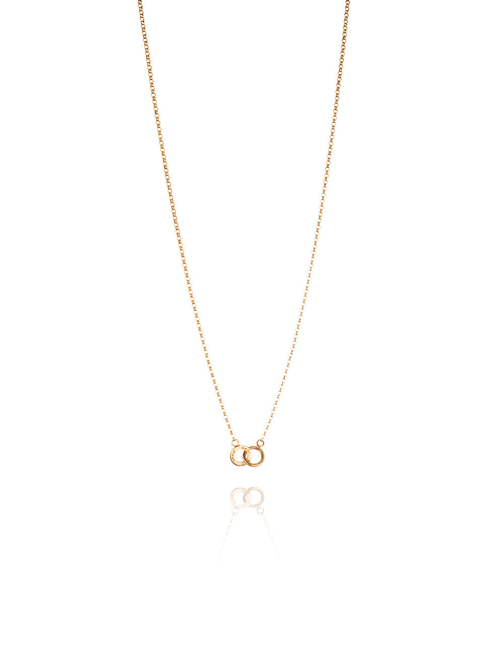 Efva Attling Mini Twosome 10-101-00565 halsband har en tunn guldkedja. Dekorationen består av två ringar som är kopplade till varandra. På en av ringarna finns inskriptionen: "AMOR VINCIT OMNIA".