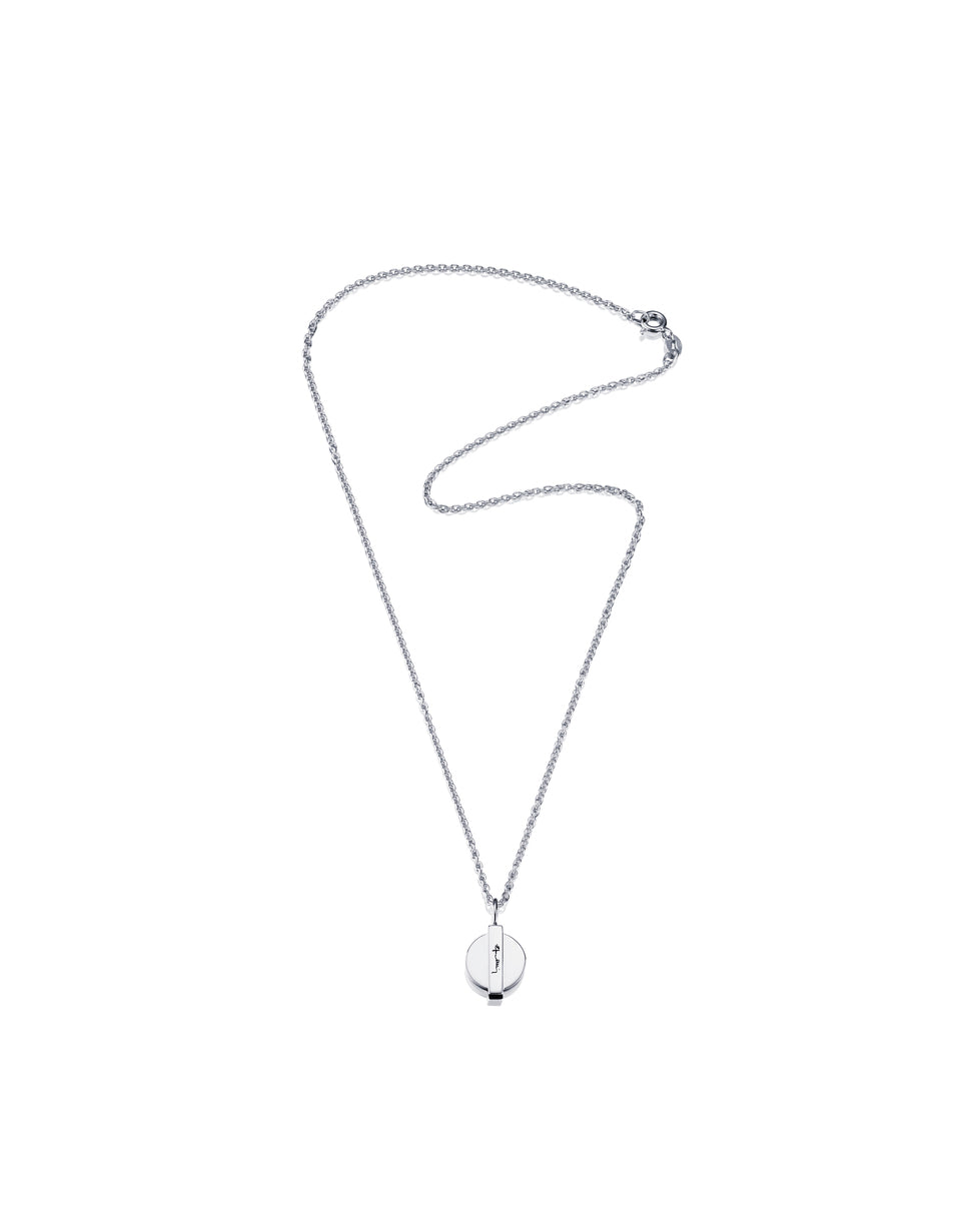 Efva Attling Silver Coin 11-100-01037 halsband har en tunn silverkedja. Amuletten på halsbandet består av mynt invirat i ett band. Bandet har en oxiderad signering.