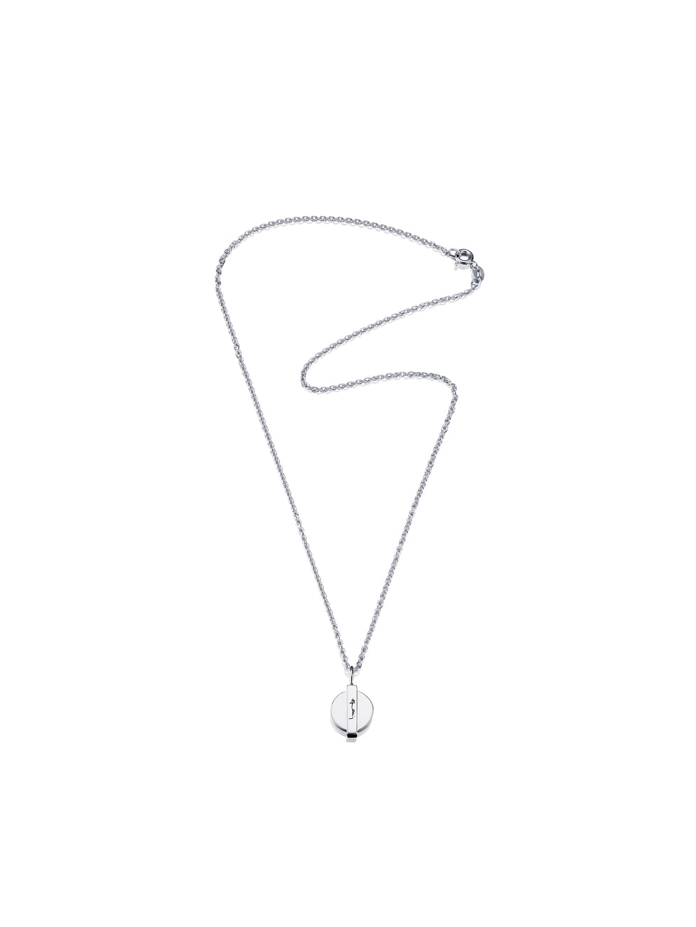 Efva Attling Silver Coin 11-100-01037 halsband har en tunn silverkedja. Amuletten på halsbandet består av mynt invirat i ett band. Bandet har en oxiderad signering.