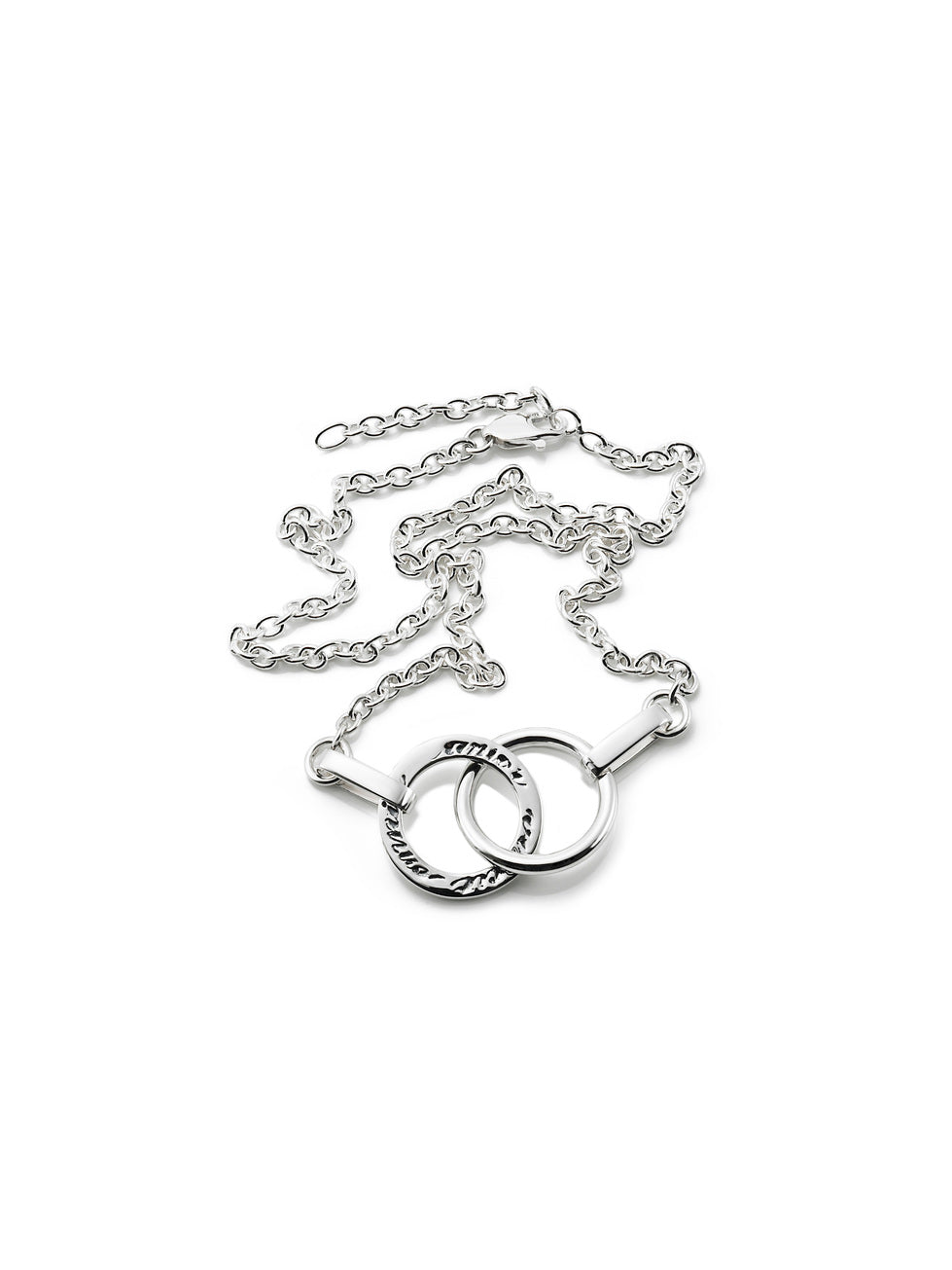 Efva Attling Twosome 10-100-00524 halsband har en tunn silverkedja. Dekorationen består av två ringar som är kopplade till varandra. På en av ringarna finns inskriptionen: "AMOR VINCIT OMNIA".