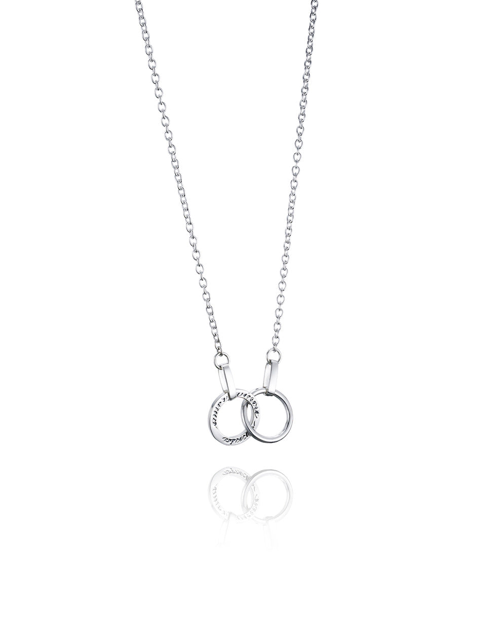 Efva Attling Twosome 10-100-00524 halsband har en tunn silverkedja. Dekorationen består av två ringar som är kopplade till varandra. På en av ringarna finns inskriptionen: "AMOR VINCIT OMNIA".