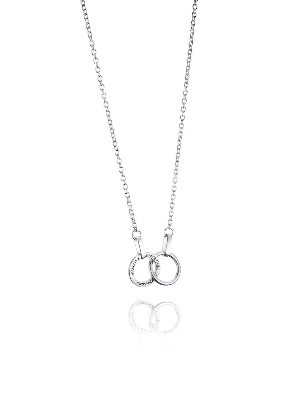 Efva Attling Twosome 10-100-00524 halsband har en tunn silverkedja. Dekorationen består av två ringar som är kopplade till varandra. På en av ringarna finns inskriptionen: "AMOR VINCIT OMNIA".